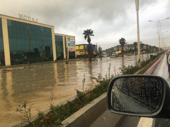 Autoriteti Rrugor Shqiptar: Ja kush janë fajtorët për përmbytjen e autostradës Tiranë-Durrës