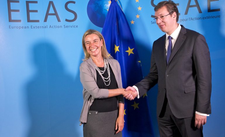 Mogherini-Vuçiçit: Pa njohur Kosovën nuk hyni në BE