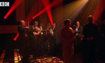 Mahniten anglezët, grupi shqiptar interpreton këngën shqipe 'Tana' në BBC/Video