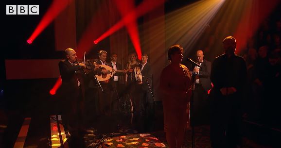 Mahniten anglezët, grupi shqiptar interpreton këngën shqipe ‘Tana’ në BBC/Video