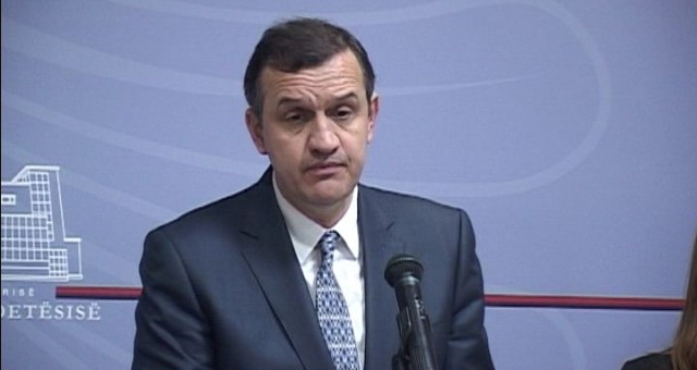 Mungesa e ‘Herceptinës’/ “Godet fort” ish ministri Beqaj: E bllokuan Petrit Vasili dhe tekniku i PD-së
