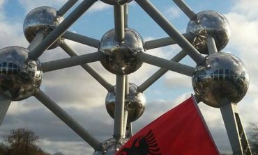 FOTOT/ Shqiptarët "pushtojnë" simbolin e Brukselit për të festuar Festën e Pavarësisë
