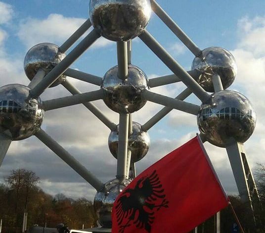 FOTOT/ Shqiptarët “pushtojnë” simbolin e Brukselit për të festuar Festën e Pavarësisë