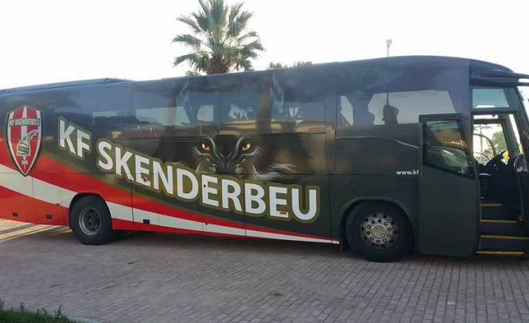 Skënderbeu niset drejt stadiumit, shoqërohet nën masa të rrepta sigurie