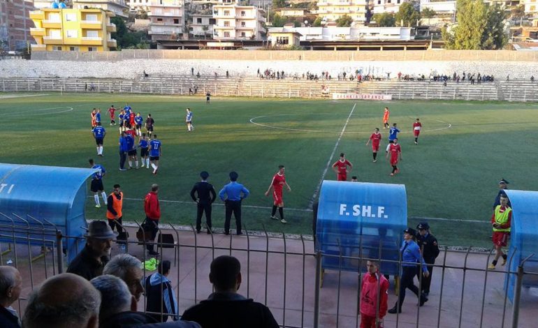 FUTBOLL/ Dhuna në Delvina-Butrinti, po Kryetari i Bashkisë BALILI, çfarë kërkonte brenda në fushë! (FOTO)