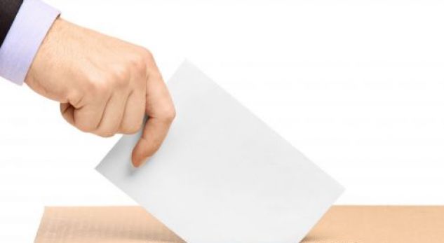 VOTUESI SHQIPTAR/ Komisionerët shokohen pasi hapin një fletëvotimi, dikush kishte vizatuar një…