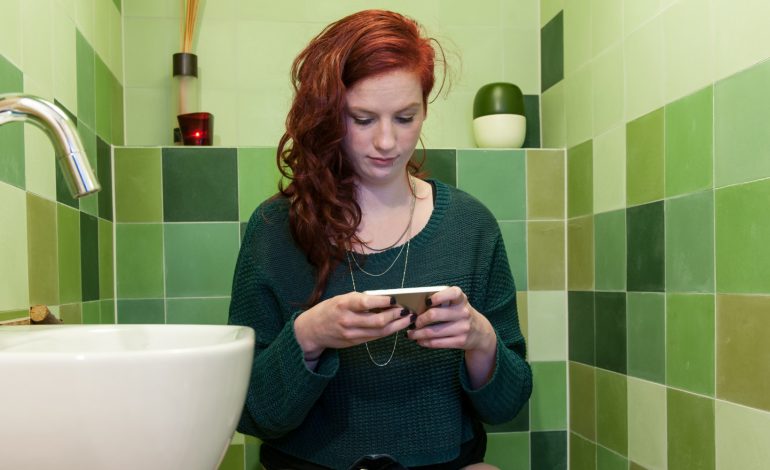 4 arsye pse nuk duhet ta mbani asnjëherë telefonin tuaj me vete kur të shkoni në banjo