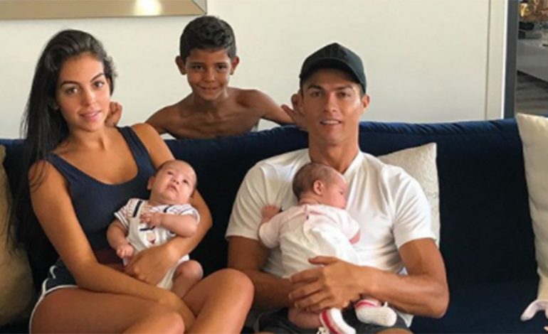 FOTO/ Ronaldo baba për herë të katërt, publikon foton me vajzën