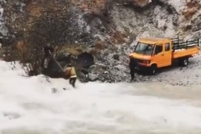 Moti i keq/ Vërshojnë përrenjtë malorë në Theth, drejtuesit e makinave në rrezik (VIDEO)