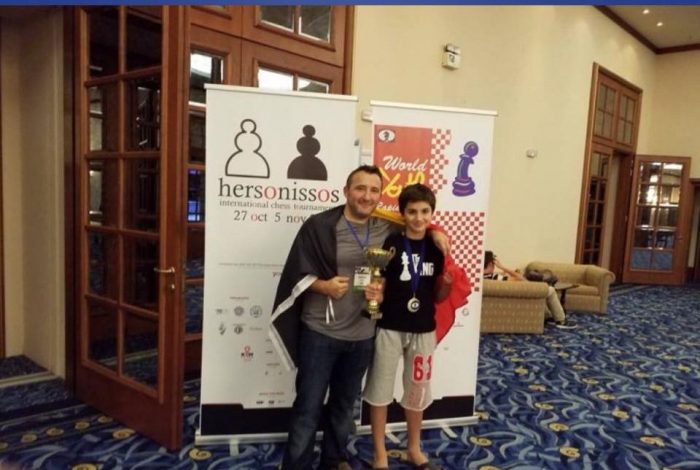 14-vjeçari që ngriti lart flamurin shqiptar dhe u shpall kampion bote