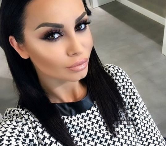 Marina Fara nuk di të ndalet, ekspozon këmbët duke… (FOTO)