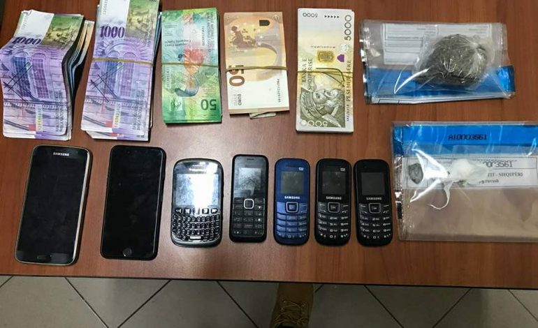 Shpërndanin drogë, dy në pranga. 37-vjeçarit i gjendet valutë e huaj, nga frangat tek centi bolivian