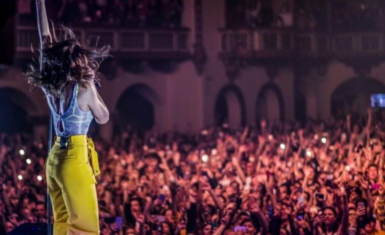 FOTO/ Dua Lipa ngre në këmbë publikun në Çikago