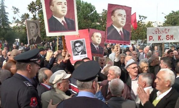 Nostalgjikët kujtojnë “Komandantin”, Enver Hoxha “rikthehet” për çlirimin e Tiranës