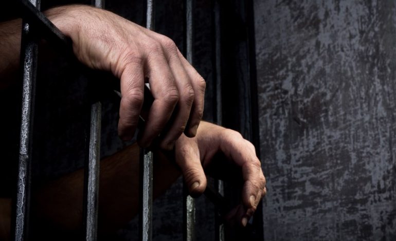 Tentoi të fuste telefon në burg, arrestohet 33 vjeçari