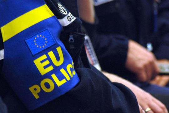 “Guardian”: Avokatja akuzon diplomatët britanikë për injorim të dëshmive të BE-së për korrupsion në Kosovë