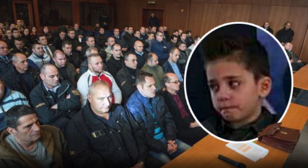 FOTO PREKESE/ Djali në lot pasi i ati u dënua me burgim të përjetshëm me Grupin e Kumanovës