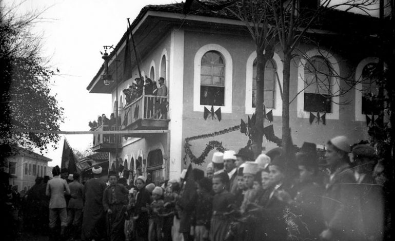 Si u festua përvjetori i parë i Pavarësisë në Shkodër. Foto e rrallë e vitit 1913