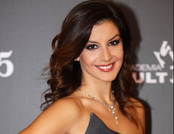 Floriana Garo 5-muajshe shtatzënë, plot nur dhe pse me disa kile me tepër (Foto)