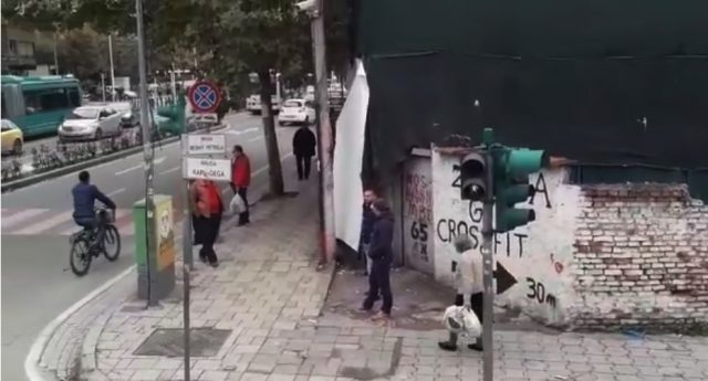 VIDEO/ Nis fushata sensibilizuese në Tiranë, shikoni si i hedh plehrat në rrugë e moshuara