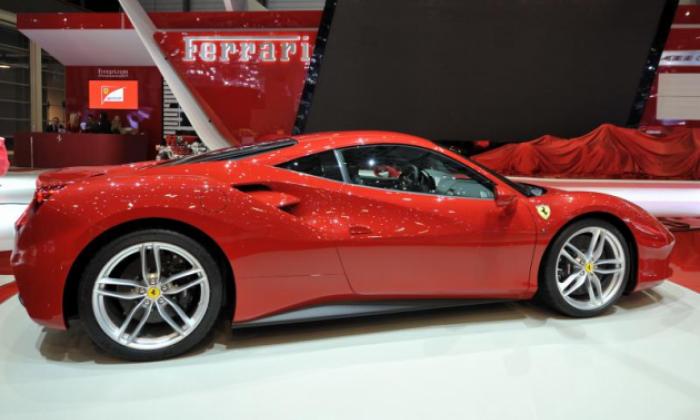 Pagoi dy vende parkingu për Ferrarin e tij, dënohet me 100 euro (Foto)
