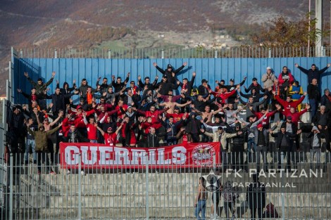 VIDEO/ Një i moshuar i jep leksion tifozëve të rinj të Partizanit, ja ç’bën në Kukës