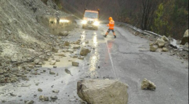 Reshjet/ Bien gurë në aksin Librazhd-Elbasan, rrezikohen drejtuesit e automjeteve