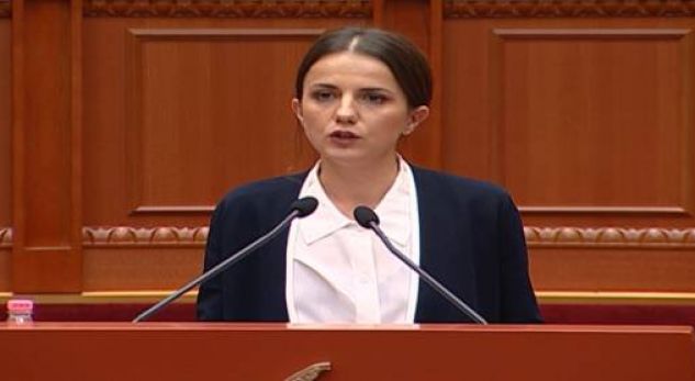 Rudina Hajdari tërheq vëmëndjen e deputetëve në Kuvend: “Në ç’derexhe jeni katandisur?”