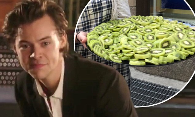 Harry Styles qëllohet me kiwi, marketi ndalon shitjen e frutit