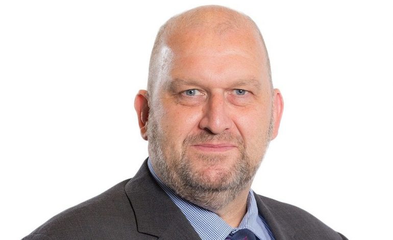 Ndërron jetë politikani, 4 ditë pasi u pezullua për ngacmim seksual