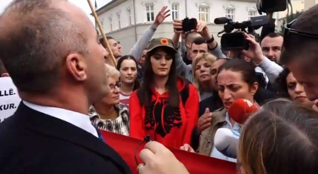 Haradinaj përballet me familjarët e Grupit të Kumanovës/ Ecni në zyrë të diskutojmë
