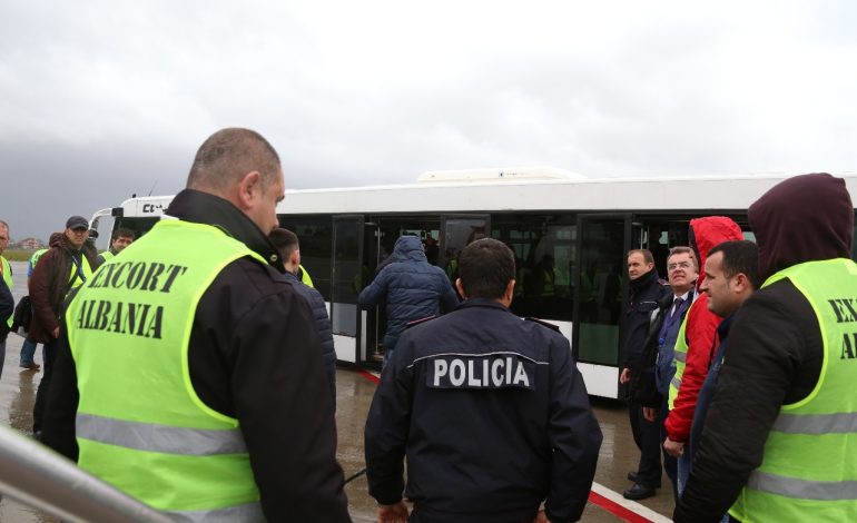 Abuzuan me azilkërkuesit shqiptarë, në prokurori operatorët turistikë