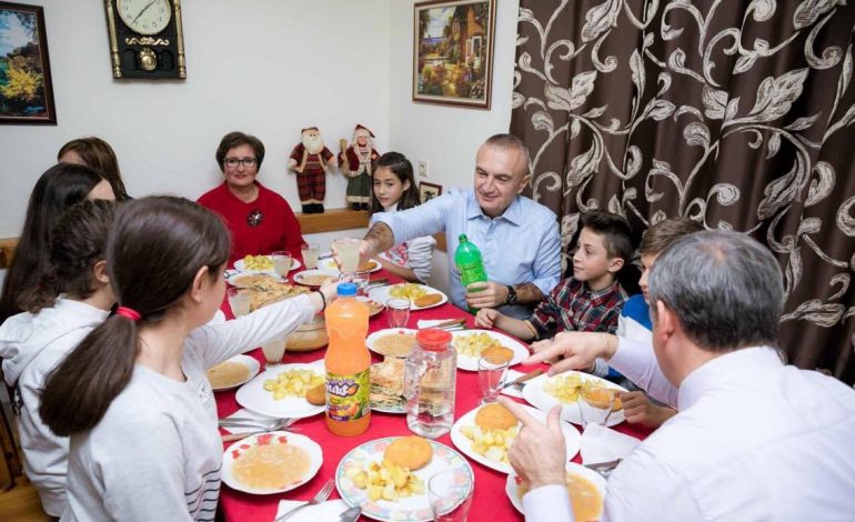 FOTO/ Presidenti Meta në fshatin ‘SOS’ : Do rrisim përkrahjen e fëmijëve pa kujdes prindëror