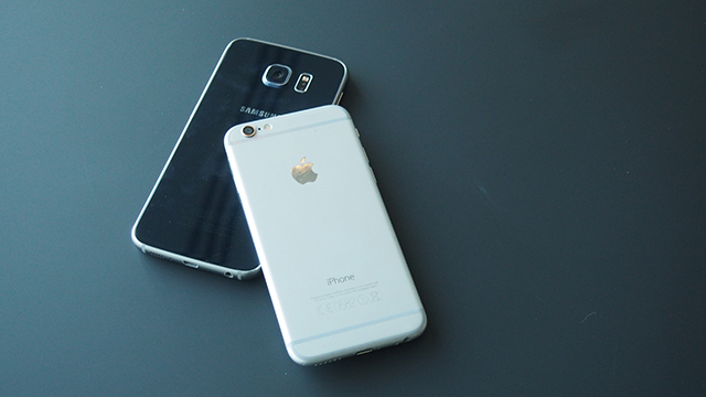 E dini çfarë ndodhë nëse iPhonin dhe Samsungun i lyejmë me Nutella dhe i fusim në furrë (Video)