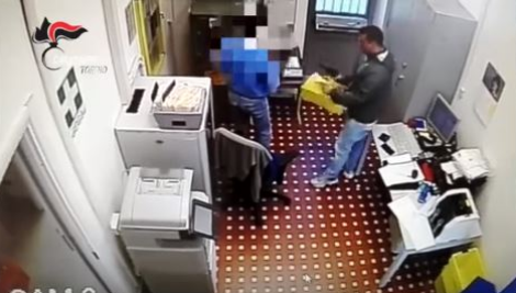 VIDEO/ Shqiptari në Itali kthehet në mankthin e zyrave postare, ja arsyeja