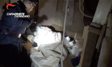 Italiani lidh 10 vite në bodrum emigranten, tortura nga më çnjerëzoret