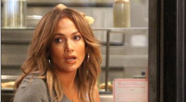 Jennifer Lopez kapet mat në poza të pakëndëshme