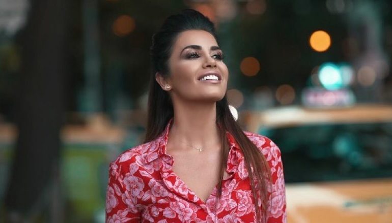 FOTO/ Jonida Maliqi “shkrep” selfien nga shtrati, tregon se si duket pa grim