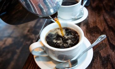 Kardiologët konfirmojnë: Kafeja dhe çokollata e errët mbrojnë zemrën