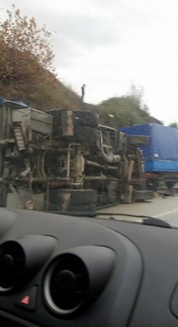 Aksident i frikshëm në Elbasan, përmbyset maunia nga moti i keq (FOTO EKSKLUZIVE)