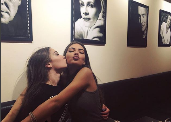 Vajzat e motrave Bregu çmendin kalimtarët/ Super sexy në rrugët e Spanjës