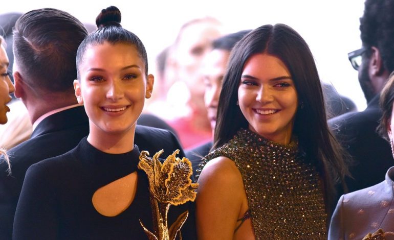 FOTO/ Bella Hadid, sherr i paparë me Kendall Jenner