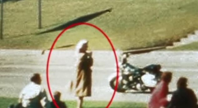 Misteri i gruas e cila ishte vetmja që qëndroi në këmbë ditën kur u vra Kennedy