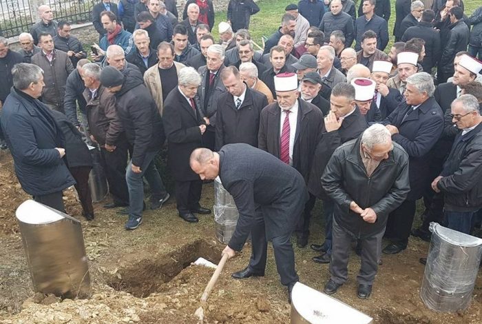 Masakrat në Këçovë/ Nderohen viktimat shqiptare që u gjendën në varret masive, Majko: Duam paqe