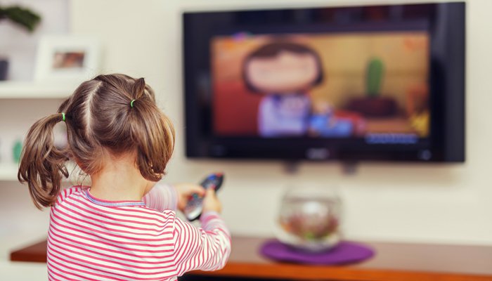 STUDIMI/ Ja pse nuk duhet ti lejojmë fëmijët të kenë TV në dhomën e tyre