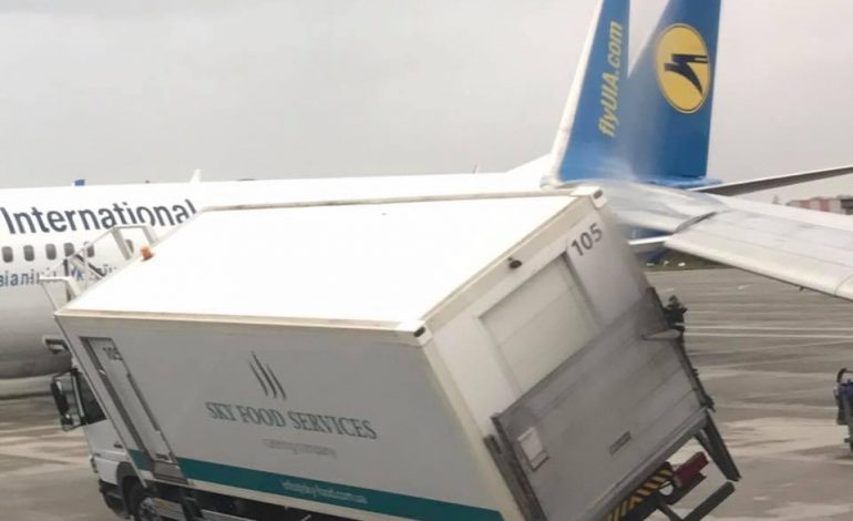 Kiev, avioni në fazën e ngritjes në ajër përplas furgonin në pistë
