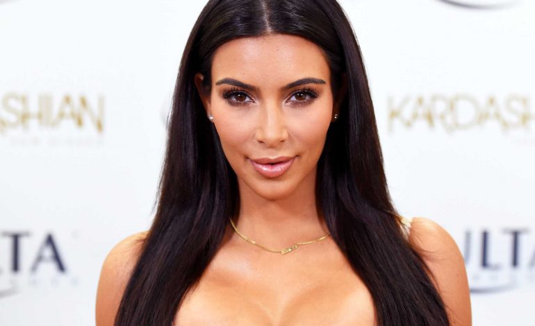 Kim Kardashian ‘përvëlon’ rrjetin, shfaqet përsëri nudo (FOTO)