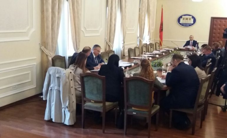 Vijojnë batutat në komison, Fino-zv.ministres: Kur pashë që po putheshe me kolegen e Financave, mendova…