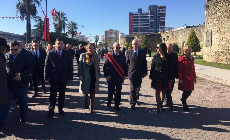 ELBASAN/ Kryemadhi në krah të Qazim Sejdinit ditën e Pavarsisë (FOTO)