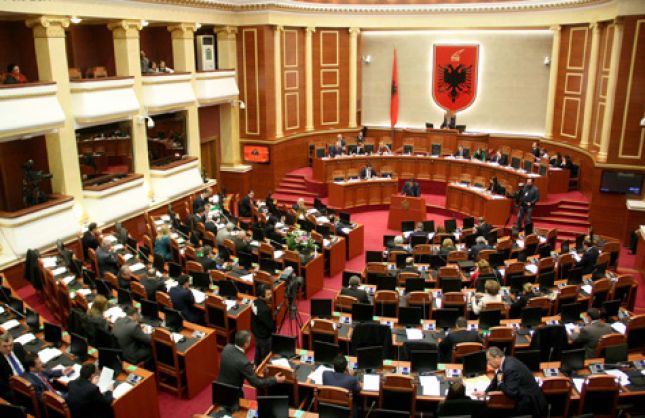Pikante nga Kuvendi/ Akuza dhe selfie mes deputetëve (Video)